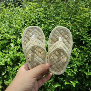Sandal Anyaman Bayi, sepatu bayi dengan desain anyaman yang lembut dan nyaman. Terbuat dari bahan alami berkualitas, sandal ini memberikan kenyamanan maksimal untuk kaki kecil bayi dengan tampilan yang lucu dan modis.