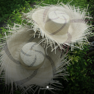 Topi rumbai anyaman pandan motif, aksesoris unik berbahan alami, ringan, kuat, dan ramah lingkungan, cocok untuk gaya santai dengan sentuhan tradisional.