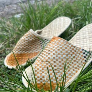 Sandal selop full anyaman pandan handmade, unik, ringan, dan ramah lingkungan. Nyaman dipakai untuk sehari-hari dan acara santai