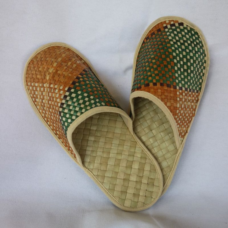 Sandal selop full anyaman pandan handmade, unik, ringan, dan ramah lingkungan. Nyaman dipakai untuk sehari-hari dan acara santai