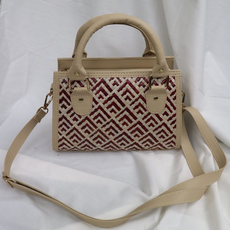 Elegant pandan weave sling bag, crafted with natural materials for a luxurious and sophisticated look. Perfect for stylish everyday use.