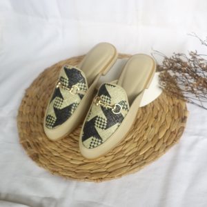 Pandan Woven Women's Heels, sepatu hak tinggi dengan desain anyaman pandan yang elegan dan alami. Terbuat dari bahan berkualitas, heels ini menawarkan kenyamanan dan gaya modis, sempurna untuk acara formal atau kasual. Sentuhan alam pada setiap langkah Anda.