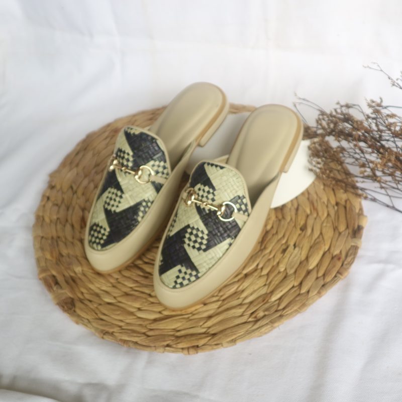 Pandan Woven Women's Heels, sepatu hak tinggi dengan desain anyaman pandan yang elegan dan alami. Terbuat dari bahan berkualitas, heels ini menawarkan kenyamanan dan gaya modis, sempurna untuk acara formal atau kasual. Sentuhan alam pada setiap langkah Anda.