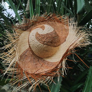 Topi rumbai anyaman handmade, unik, stylish, dan ramah lingkungan. Cocok untuk santai, liburan, dan fashion etnik