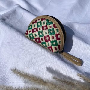 Dompet koin anyaman pandan handmade, unik, ringan, dan ramah lingkungan. Cocok untuk menyimpan koin dan aksesoris kecil.
