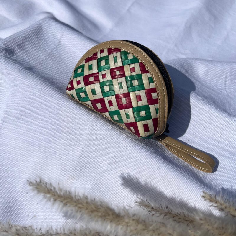 Dompet koin anyaman pandan handmade, unik, ringan, dan ramah lingkungan. Cocok untuk menyimpan koin dan aksesoris kecil.