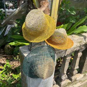 Topi pilin gradasi anyaman pandan handmade, unik, stylish, dan ramah lingkungan. Cocok untuk fashion etnik dan aktivitas outdoor