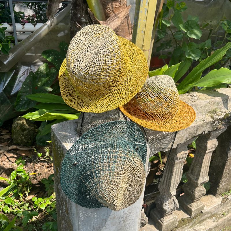 Topi pilin gradasi anyaman pandan handmade, unik, stylish, dan ramah lingkungan. Cocok untuk fashion etnik dan aktivitas outdoor