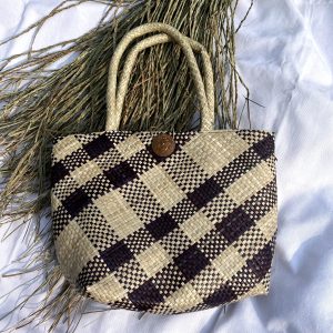 Shopping Tote, tas belanja praktis dengan desain sederhana dan fungsional. Terbuat dari bahan kuat, tas ini memiliki kapasitas luas untuk menampung barang belanjaan sehari-hari. Ideal untuk penggunaan di pasar, supermarket, atau belanja santai, dengan tampilan stylish dan ramah lingkungan.