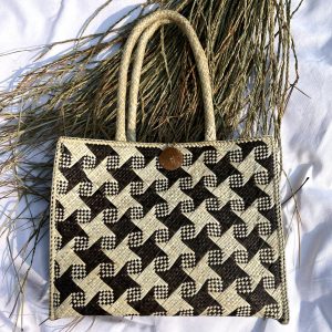 ToteBag Asnawi, tas jumbo dengan desain motif modern dan elegan. Terbuat dari bahan berkualitas tinggi, totebag ini menawarkan ruang yang luas dan fungsional untuk membawa berbagai barang. Motifnya yang unik menambah kesan stylish, cocok untuk digunakan sehari-hari atau sebagai aksesori fashion yang praktis