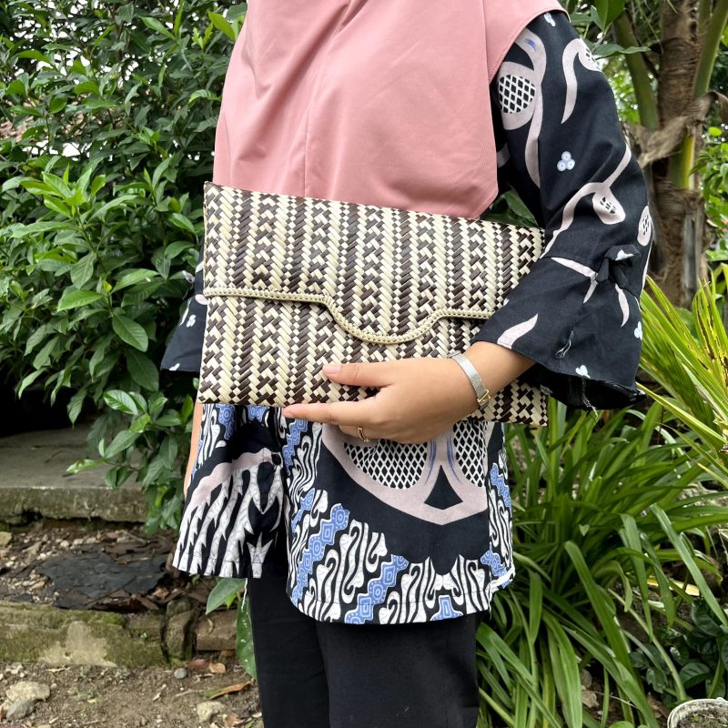 Elegant pandan weave clutch with a sophisticated design, perfect for formal events and adding a natural touch to your style.
