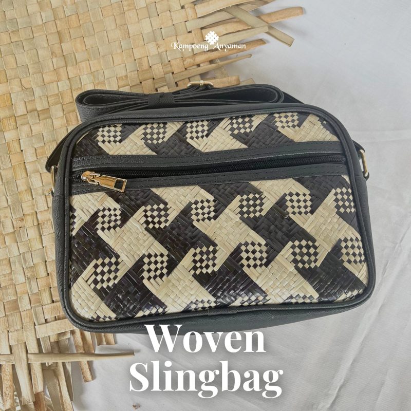 Woven Slingbag, tas selempang dengan desain anyaman yang elegan dan stylish. Terbuat dari bahan berkualitas, slingbag ini menawarkan kenyamanan dan kepraktisan dengan ukuran yang pas untuk menyimpan barang-barang penting. Cocok untuk penggunaan sehari-hari atau acara kasual, memberikan sentuhan alami pada penampilan Anda.