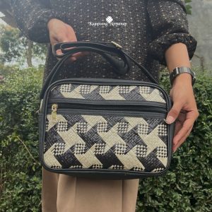 Woven Slingbag adalah tas selempang dengan desain anyaman yang elegan dan fungsional. Terbuat dari bahan berkualitas, tas ini memberikan kenyamanan dan kemudahan dalam membawa barang-barang penting Anda. Dengan ukuran yang pas dan desain yang stylish, Woven Slingbag cocok untuk digunakan dalam berbagai kesempatan, baik untuk acara santai atau kegiatan sehari-hari. Tas ini juga memberikan sentuhan alami pada penampilan Anda, menjadikannya pilihan sempurna untuk tampil modis dan praktis.