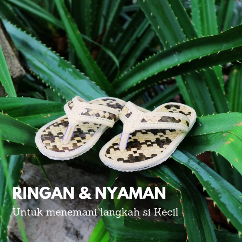 Sandal anyaman pandan untuk belajar berjalan, ringan, nyaman, dan ramah lingkungan. Cocok untuk bayi dan balita