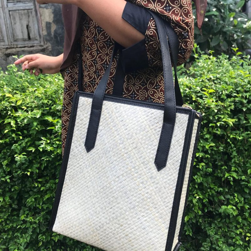 Natural woven tote bag made from eco-friendly materials, offering a stylish and sustainable option for everyday use.