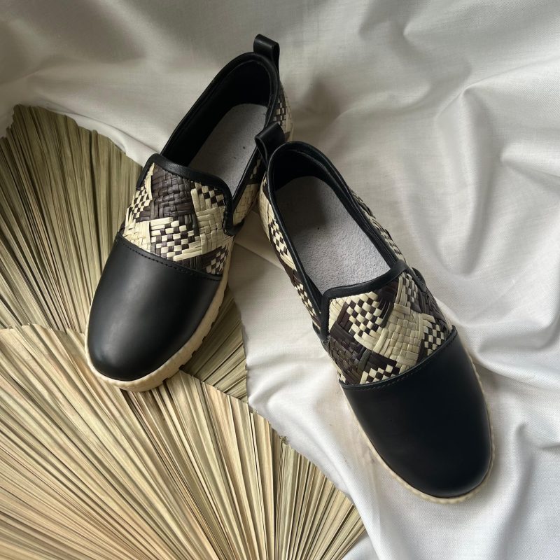 Magas Women Shoes adalah koleksi sepatu wanita yang memadukan desain modern dengan kenyamanan luar biasa. Terbuat dari bahan berkualitas tinggi, sepatu ini dirancang untuk memberikan gaya modis dan elegan dalam berbagai kesempatan. Cocok untuk wanita yang menginginkan tampilan stylish dan fungsional sepanjang hari.