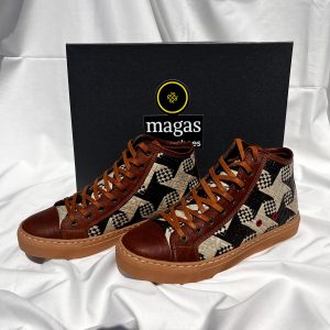 Magas Sneakers, sepatu sneaker unik dengan anyaman pandan bermotif langka yang elegan dan modern. Terbuat dari bahan alami berkualitas, sneakers ini memberikan kenyamanan dan gaya yang berbeda, cocok untuk penampilan kasual yang memikat