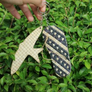 Gantungan kunci anyaman pandan unik, handmade, ringan, dan ramah lingkungan. Cocok sebagai aksesori atau souvenir khas Indonesia