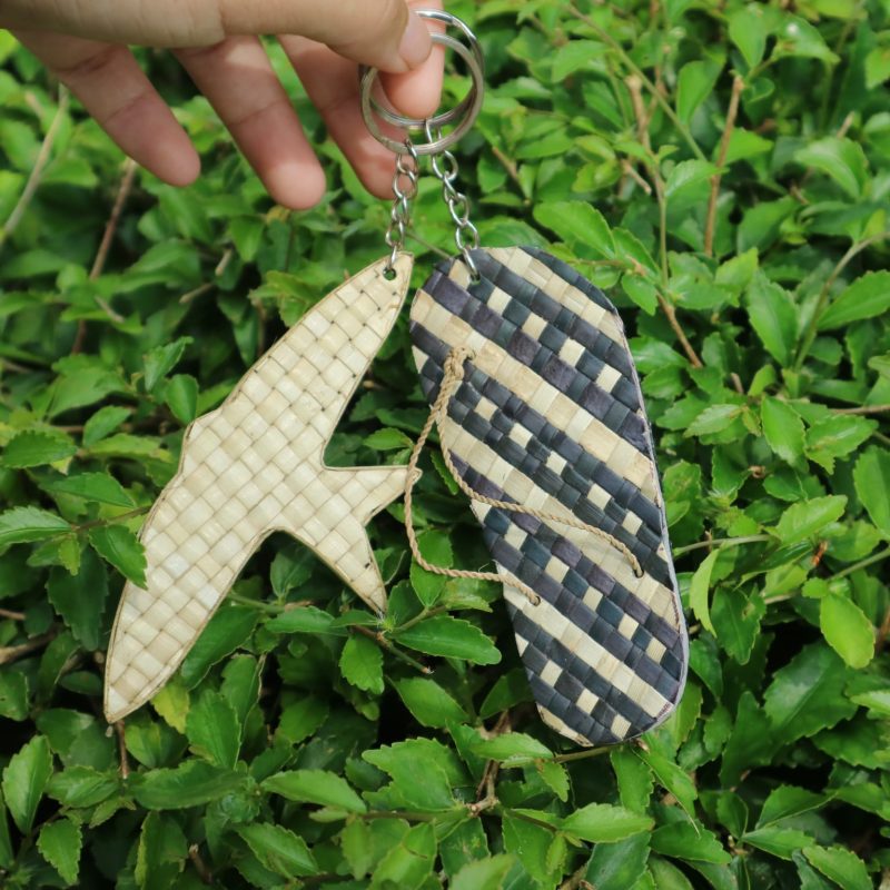 Gantungan kunci anyaman pandan unik, handmade, ringan, dan ramah lingkungan. Cocok sebagai aksesori atau souvenir khas Indonesia