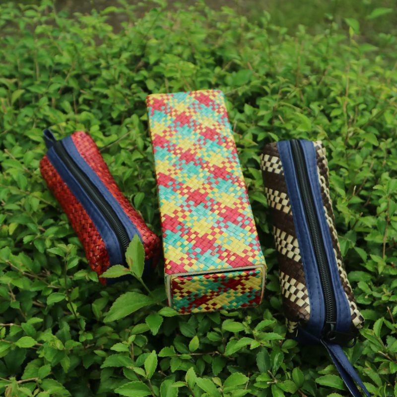 Pencil case anyaman pandan, wadah serbaguna berbahan alami, ringan, dan kuat, cocok untuk menyimpan alat tulis dan benda kecil dengan desain tradisional unik.