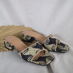 Woven Elegant Heels, sepatu hak tinggi dengan desain anyaman pandan yang elegan dan modern. Terbuat dari bahan alami berkualitas, heels ini memberikan tampilan stylish dan nyaman. Cocok untuk acara formal atau kasual, menambahkan sentuhan alami pada penampilan Anda.