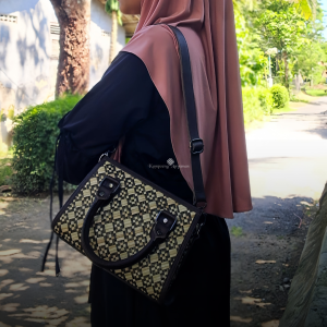 Sling bag anyaman pandan ini dirancang dengan detail yang elegan dan bahan alami yang berkualitas tinggi. Kombinasi antara kesan alami dari anyaman pandan dan desain yang mewah membuat tas ini cocok digunakan untuk berbagai kesempatan, memberikan sentuhan gaya yang sophisticated.