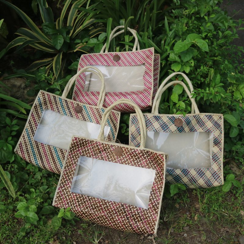Tas hampers mika motif dengan anyaman pandan handmade, unik, elegan, dan ramah lingkungan. Cocok untuk bingkisan dan souvenir eksklusif.