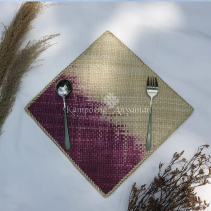 Placemat anyaman persegi dengan desain minimalis dan natural, terbuat dari bahan berkualitas tinggi. Cocok untuk dekorasi meja makan dengan sentuhan etnik dan estetis.