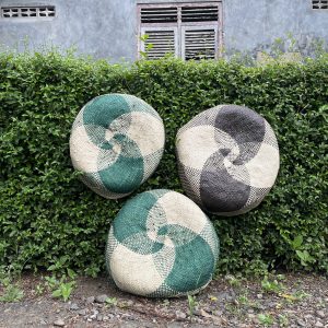 Wall decor anyaman pandan dengan desain unik dan natural. Handmade, ringan, dan cocok untuk dekorasi ruangan bergaya etnik atau minimalis.