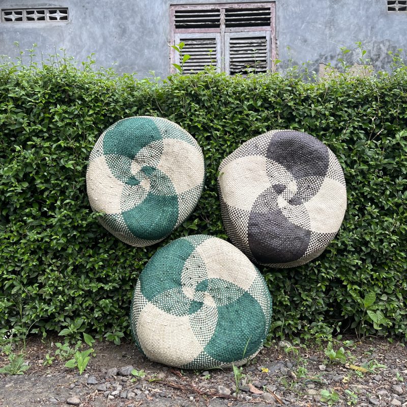 Wall decor anyaman pandan dengan desain unik dan natural. Handmade, ringan, dan cocok untuk dekorasi ruangan bergaya etnik atau minimalis."