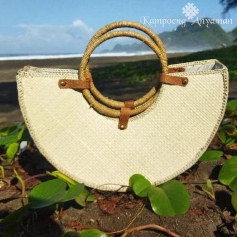 Tas Half Moon Anyaman Mendong dengan desain unik setengah lingkaran. Handmade, ringan, dan stylish, cocok untuk gaya kasual atau liburan