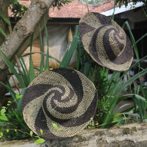 Topi anyaman mendong dua warna dengan desain stylish dan ringan. Cocok untuk berlibur, melindungi dari sinar matahari dengan tampilan fashionable.