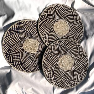 Placemat lingkaran anyaman pandan dengan motif bunga, handmade, estetik, dan ramah lingkungan, cocok untuk dekorasi meja makan atau alas serbaguna.