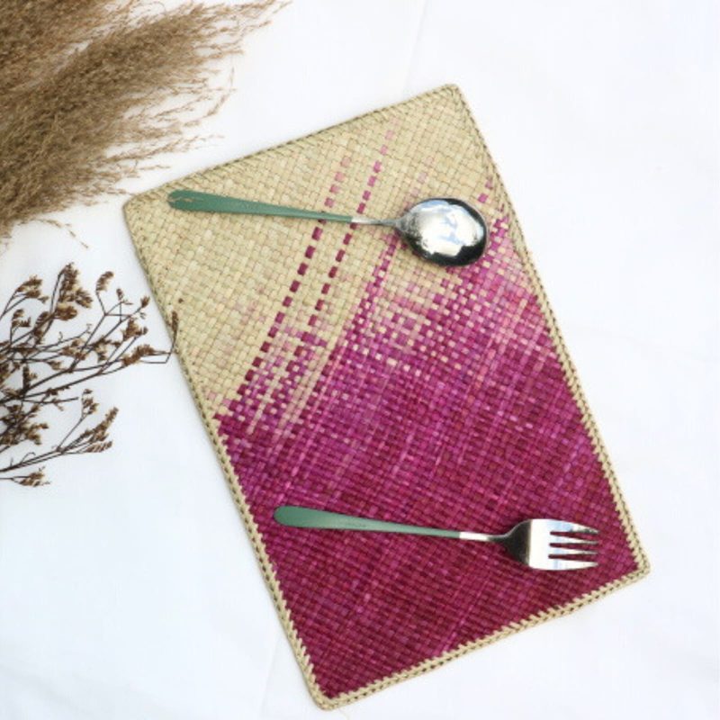 Placemat anyaman persegi panjang dengan desain elegan dan natural, terbuat dari bahan berkualitas tinggi. Cocok untuk dekorasi meja makan dengan sentuhan etnik dan estetis.