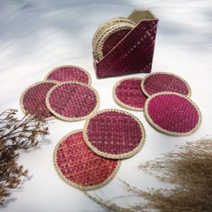 Set coaster anyaman pandan handmade dengan desain natural dan elegan. Ringan, tahan lama, dan cocok untuk perlindungan meja dari noda atau panas.