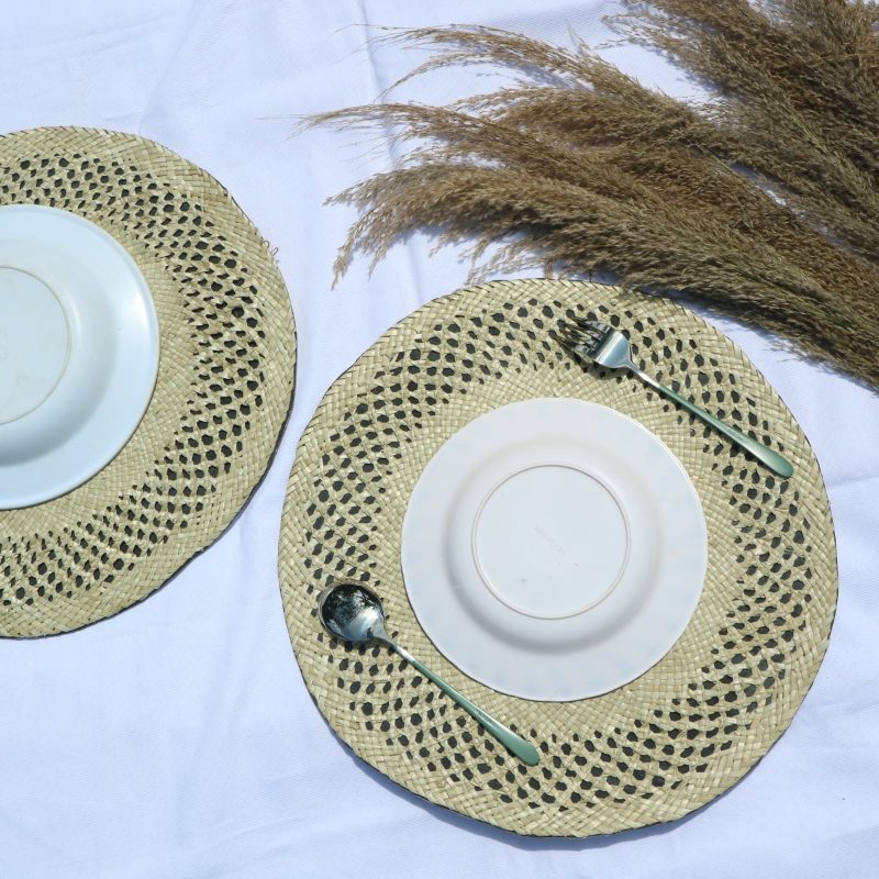 Placemat lingkaran anyaman pandan alami dengan pola rapi, estetik, dan ramah lingkungan, cocok untuk dekorasi meja makan atau alas serbaguna