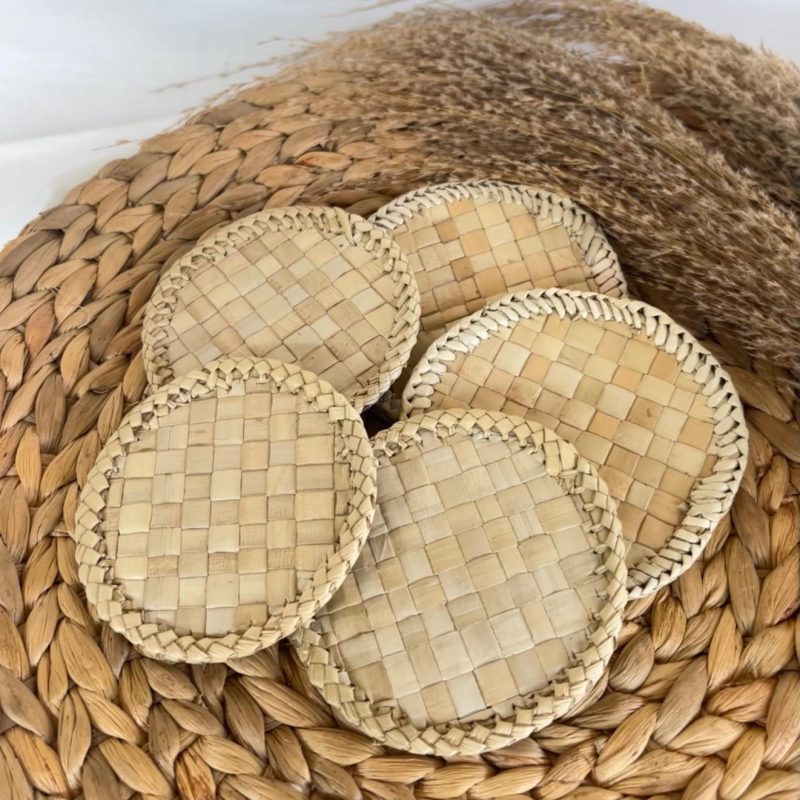 Coaster anyaman pandan handmade berbentuk lingkaran, estetik, ramah lingkungan, dan cocok untuk tatakan gelas atau dekorasi meja