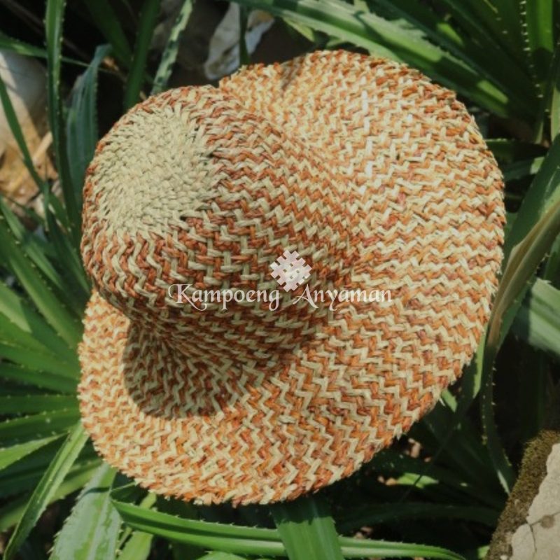Topi anyaman mendong dengan kombinasi warna yang unik, menampilkan pola anyaman tradisional yang rapi dan estetis. Cocok untuk melindungi dari sinar matahari dengan sentuhan gaya etnik