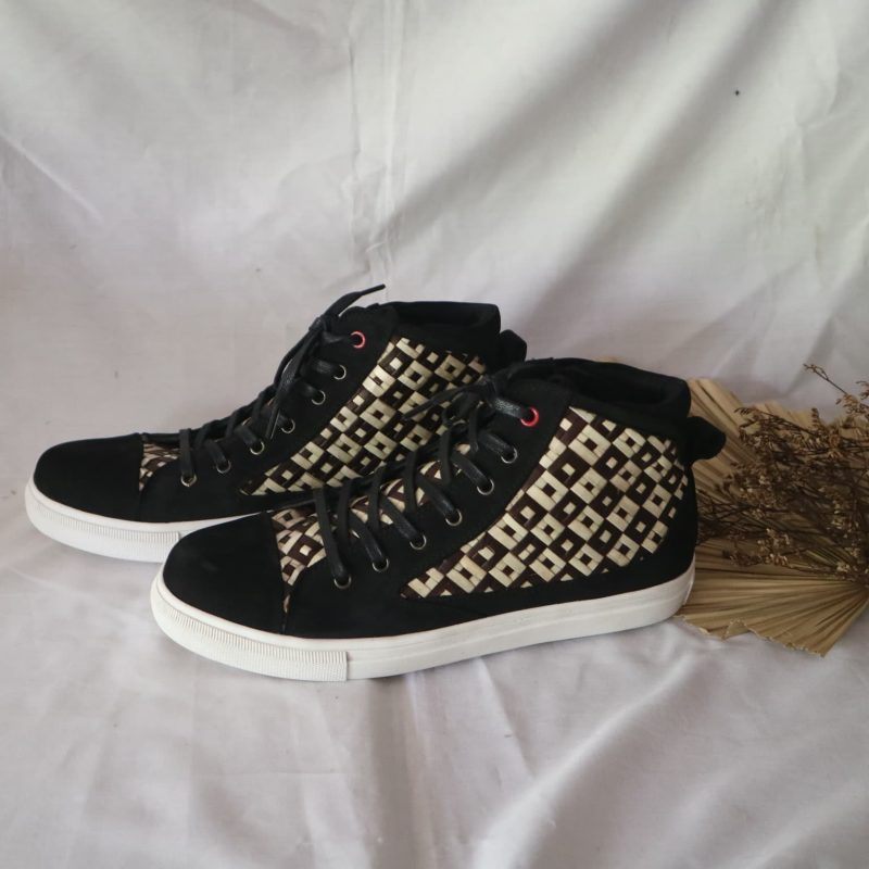 Sepatu Sneakers Hitam Putih