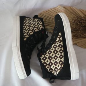  Sepatu sneakers hitam coklat berbahan kulit dengan desain elegan dan nyaman.