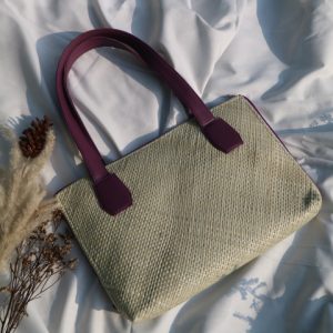 Lumine Bag – Tas laptop elegan berbahan anyaman pandan alami dengan desain minimalis dan fungsional. Dilengkapi pegangan kuat dan tali selempang yang nyaman, cocok untuk gaya kasual maupun profesional. Ramah lingkungan dan stylish untuk menemani aktivitas sehari-hari.