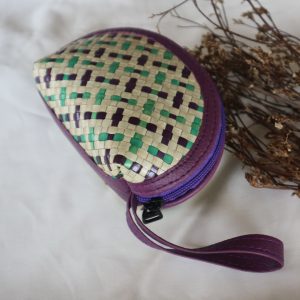 Dompet koin anyaman pandan bermotif etnik, berukuran kecil, dengan warna alami dan desain tradisional. Cocok untuk menyimpan uang receh atau barang kecil.