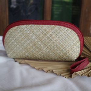 Pouch elegan berbahan anyaman daun pandan dengan desain modern dan sentuhan tradisional. Cocok untuk menyimpan barang kecil, kosmetik, atau aksesori harian.