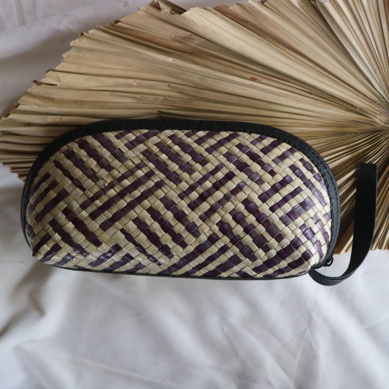 Pouch anyaman pandan bermotif etnik dengan desain elegan dan bentuk praktis. Cocok untuk menyimpan kosmetik, aksesori, atau barang kecil sehari-hari.