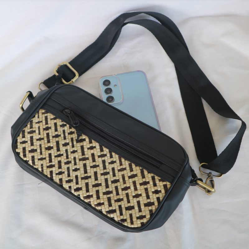 Tas selempang pria dari anyaman pandan alami dengan desain minimalis dan maskulin. Cocok untuk gaya kasual, kerja ringan, atau aktivitas outdoor.
