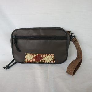 Clutch pria 2 in 1 berbahan anyaman pandan, bisa digunakan sebagai tas selempang, warna natural, tampilan maskulin dan stylish.