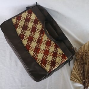 Tas laptop berbahan anyaman pandan alami dengan desain simpel dan elegan. Dilengkapi lapisan dalam untuk perlindungan laptop, cocok untuk gaya kerja bernuansa etnik.