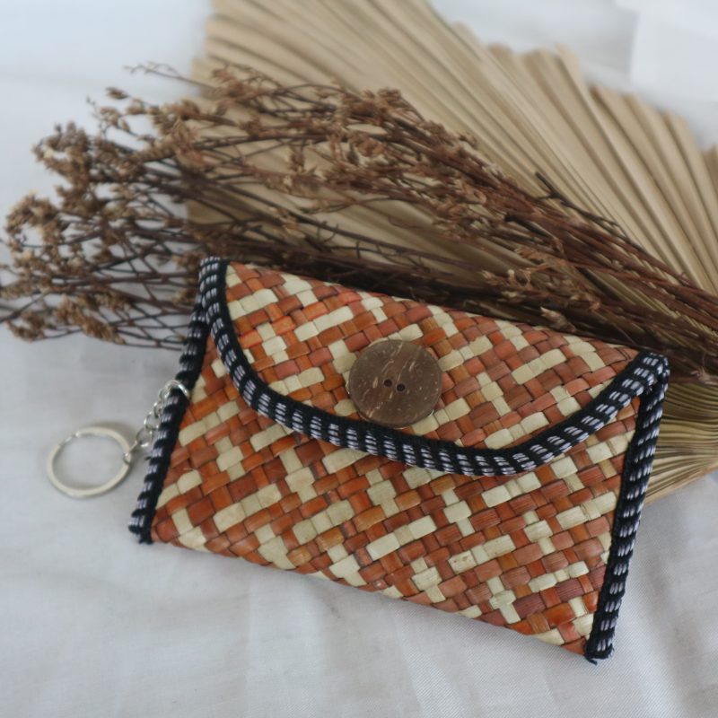 Pandan KeyHolder STNK – dompet STNK berbahan anyaman pandan alami, dilengkapi gantungan kunci logam. Desain ringkas dan tradisional untuk menyimpan STNK dan kunci kendaraan.
