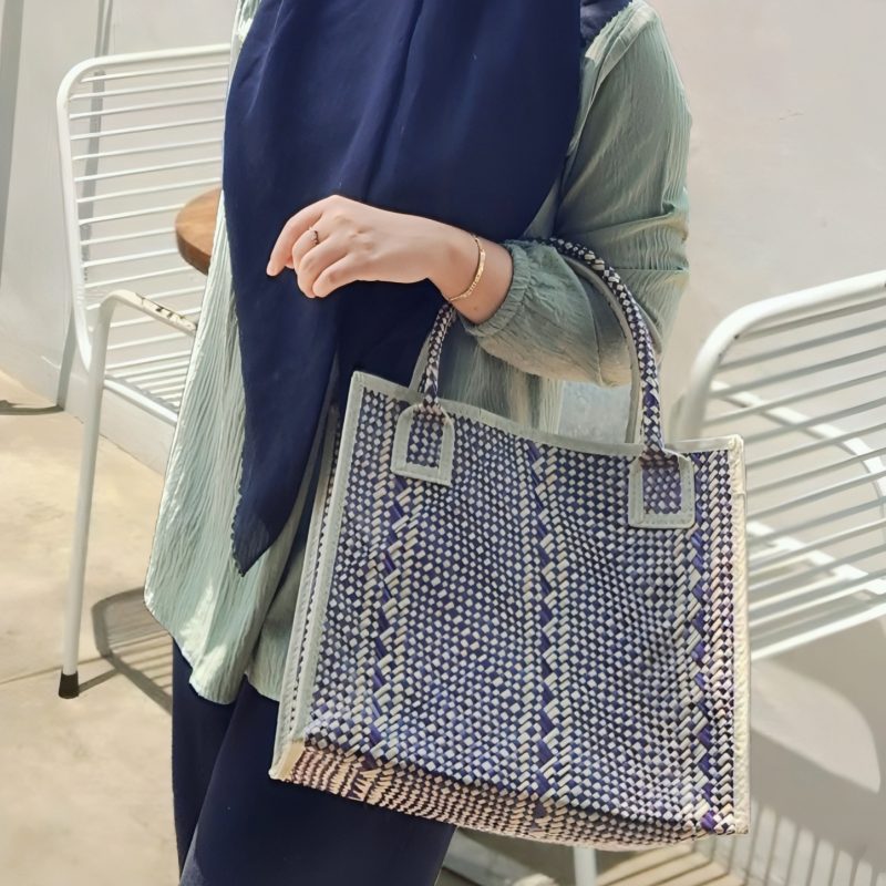 Earthy Woven Tote – Tas Anyaman Natural Bergaya Simpel & Elegan