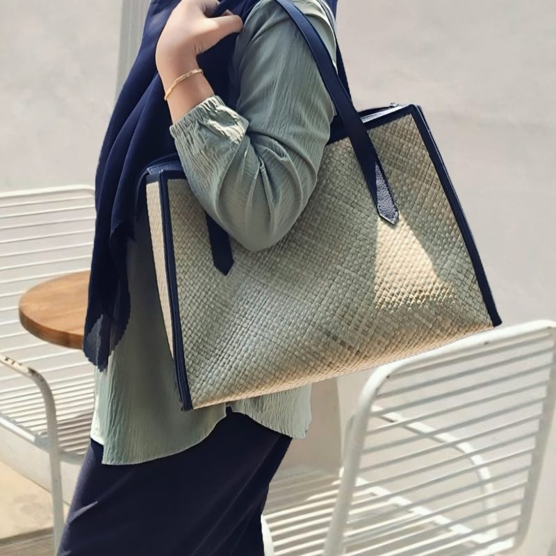 Pandan Luxe Tote – tas tote elegan dari anyaman daun pandan alami, berdesain minimalis dan stylish. Cocok untuk aktivitas harian, kerja, atau jalan-jalan dengan nuansa etnik modern.